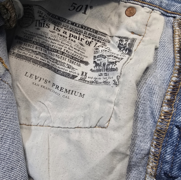 Levi's  501 Women Distressed Denim Shorts Waist 28 - Picture 6 of 8